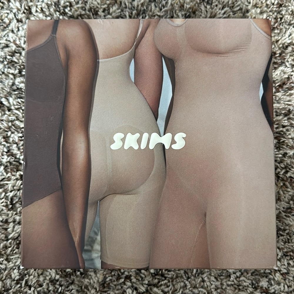 NEW NEVER WORN Skims sculpting thong bodysuit
